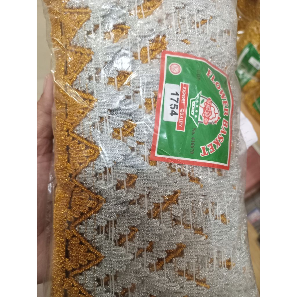 Renda Mahkota 1754 emas-perak