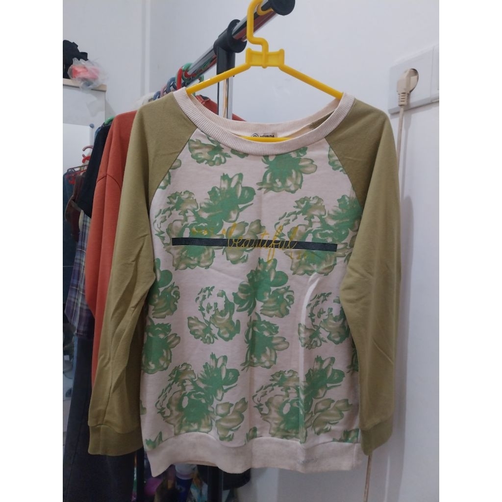 Sweater Nevada Preloved