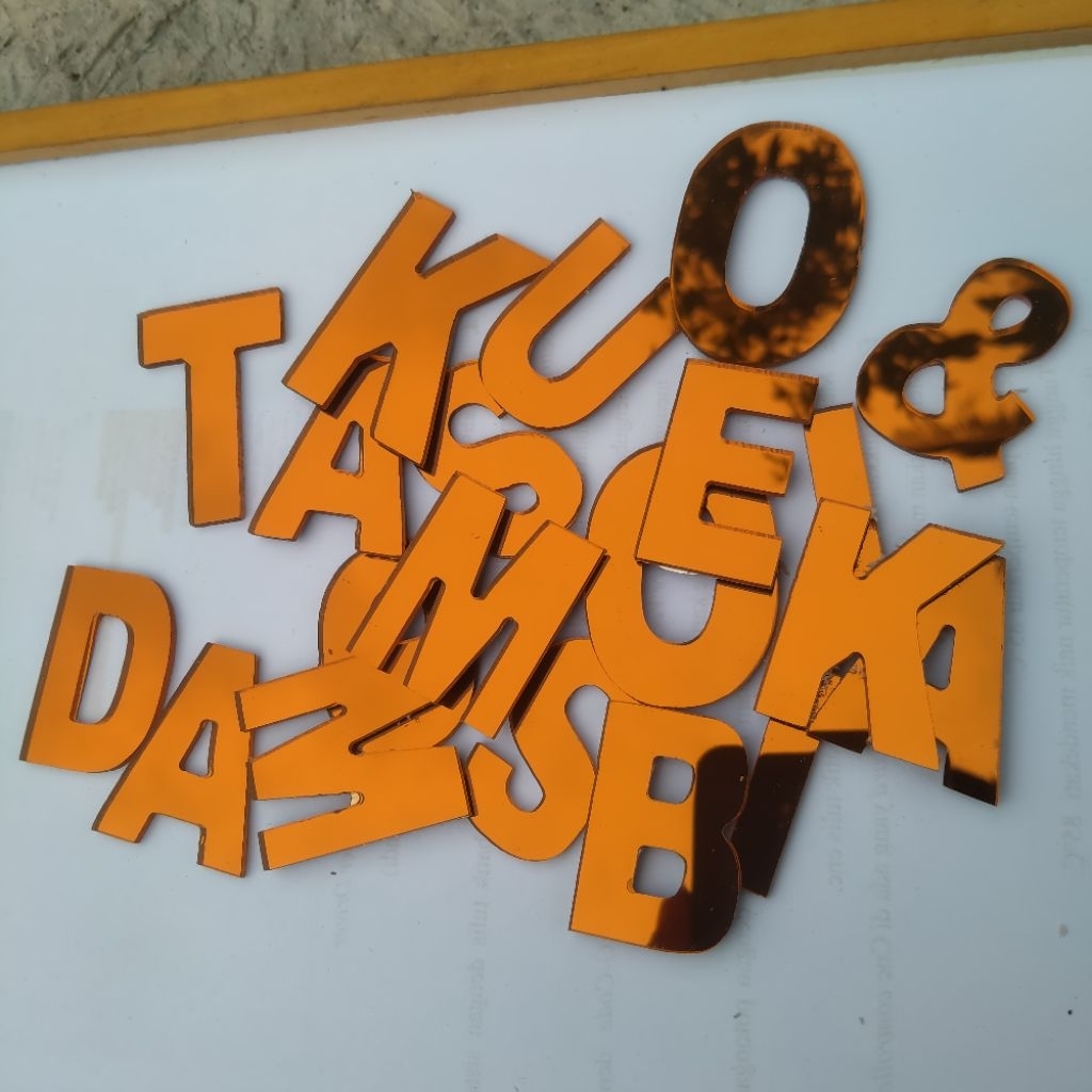 Huruf timbul akrilik gold mirror / huruf akrilik terbaik / huruf gold dekorasi dinding / angka custo