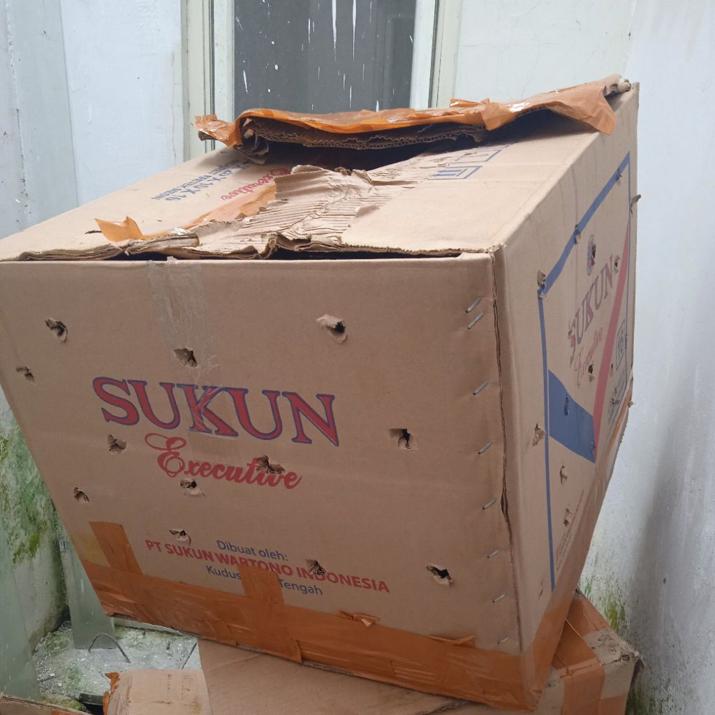 

kardus jumbo bekas, tebal, bolong kecil2 sisa packing bandeng presto