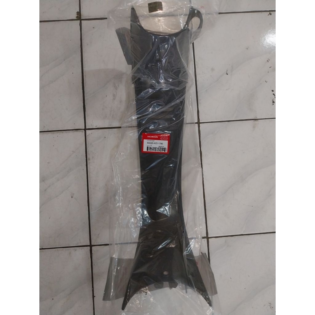 Cover main pipe tengah sayap untuk motor Suprafit lama dan Supra x 100cc number part 64320KEV790
