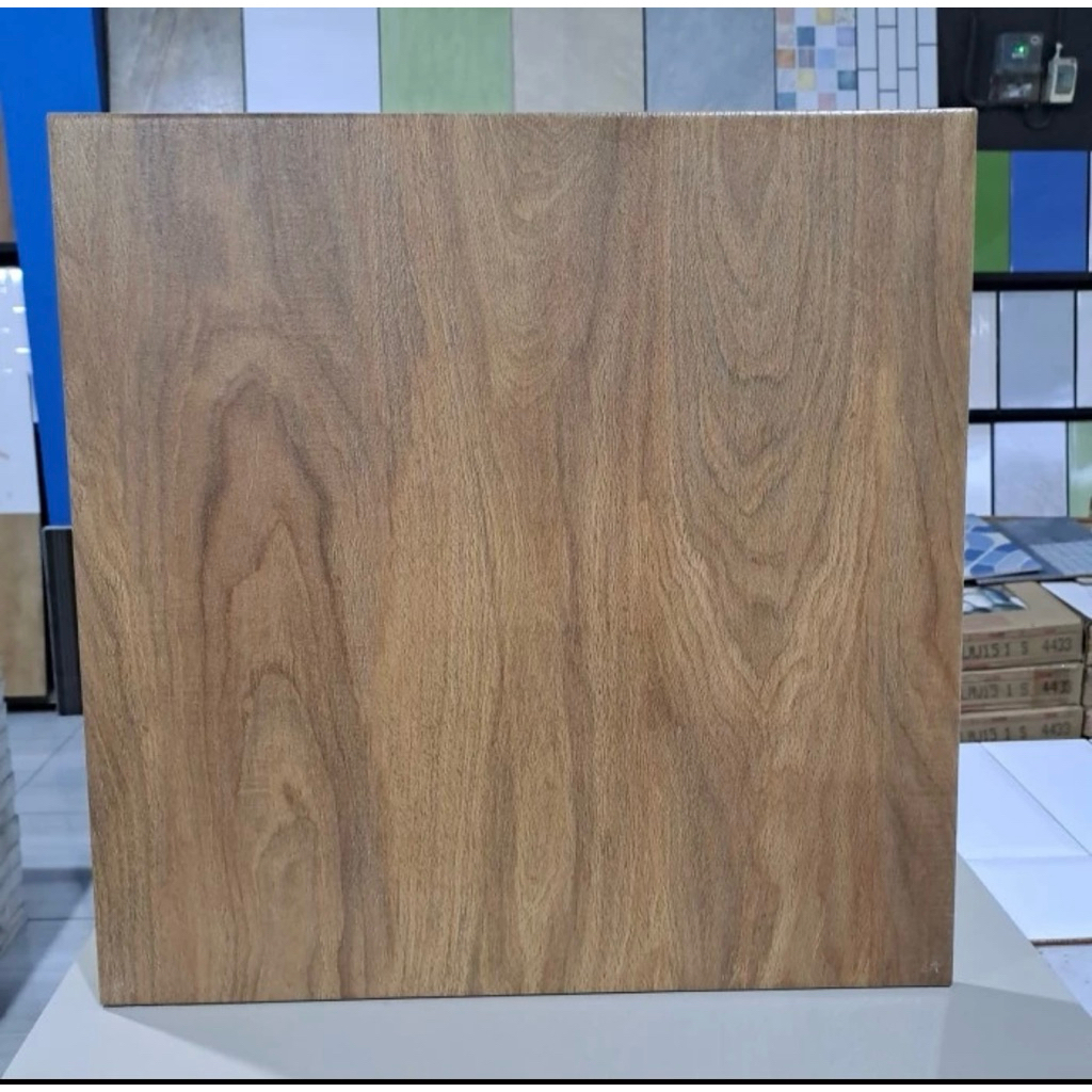 Keramik lantai Mulia motif kayu 50x50cm Canarium brown