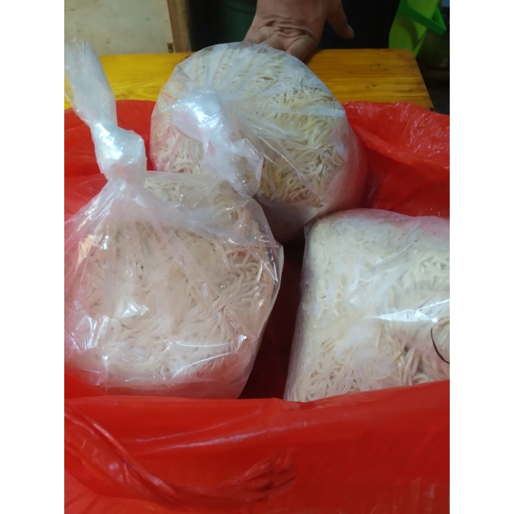 

MENTAHAN MIE TELUR BAKMIE 1KG 500GR MIE GACOAN LURUS KENYAL