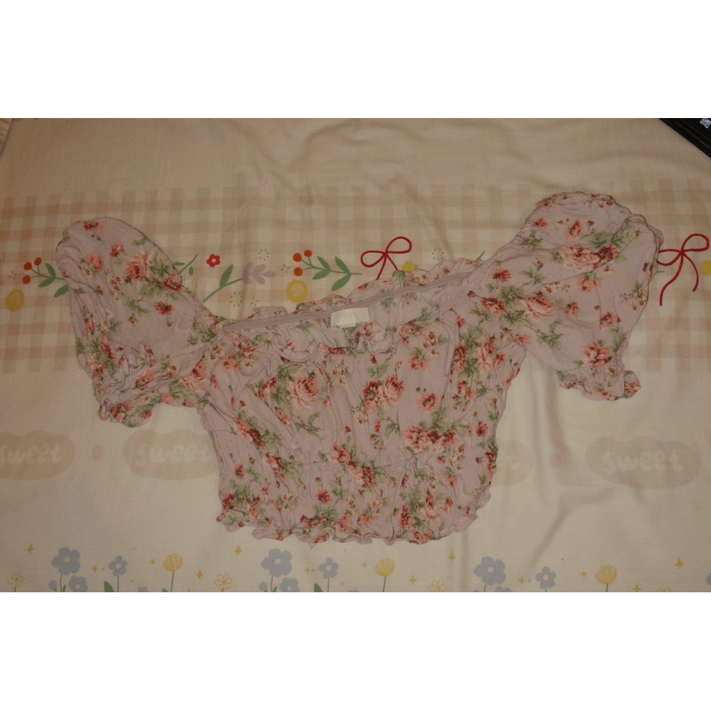 PRELOVED H&M OVERSIZED SABRINA FLORAL CROP TOP UNGU