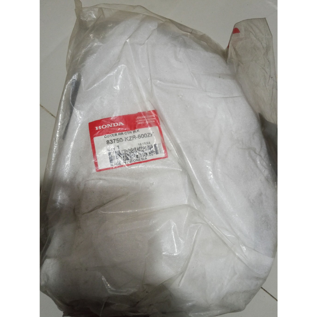 sambungan body belakang vario 125, cover lampu stop vario 125 hitam 83750KZR600ZK