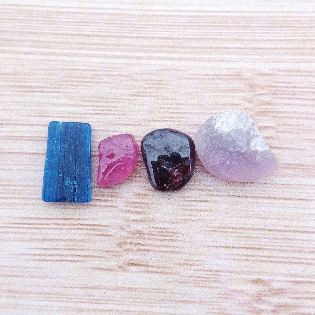 Paket 4 Rough Bahan Batu Natural Ruby Kyanite Garnet Kecubung