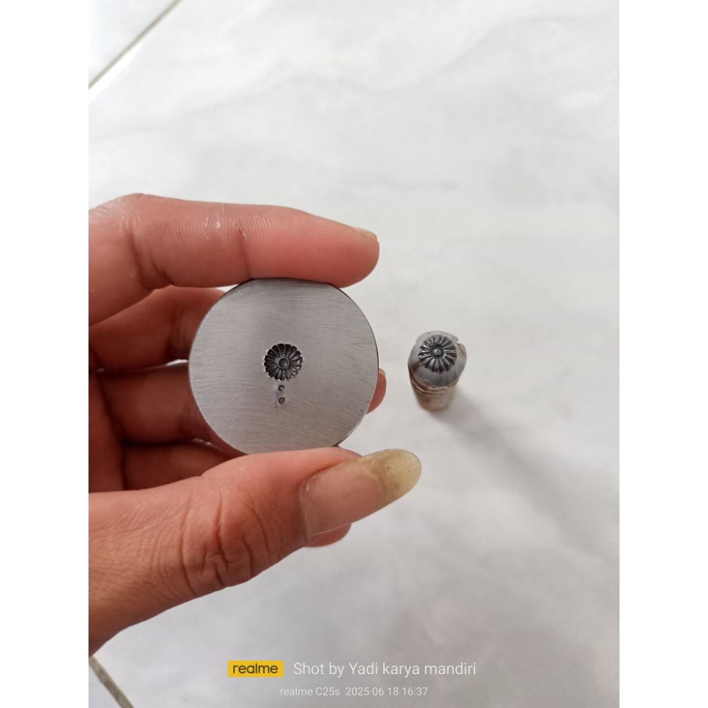 cetakan emas bunga tanjung