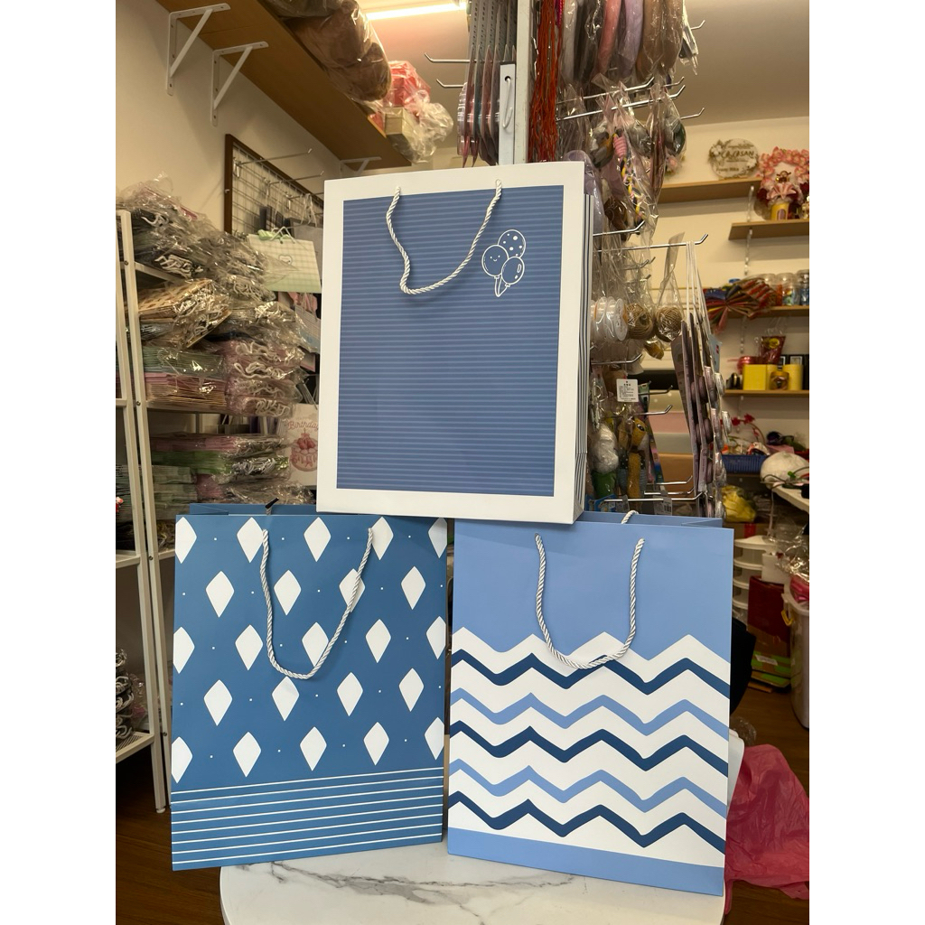 

Paper Bag Motif Biru Lukisan Elegan Premium