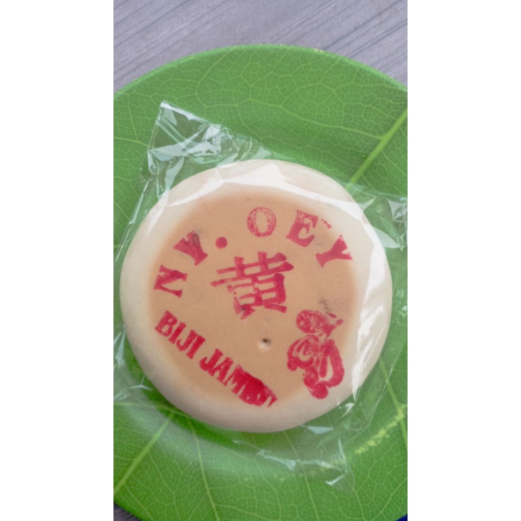 

Kue Bulan Ny. OEY - Biji Jambu