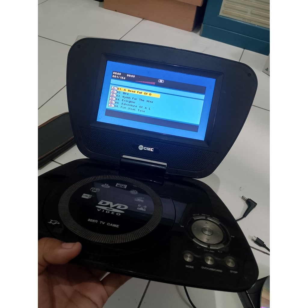 DVD portable GMC hitam nyala second