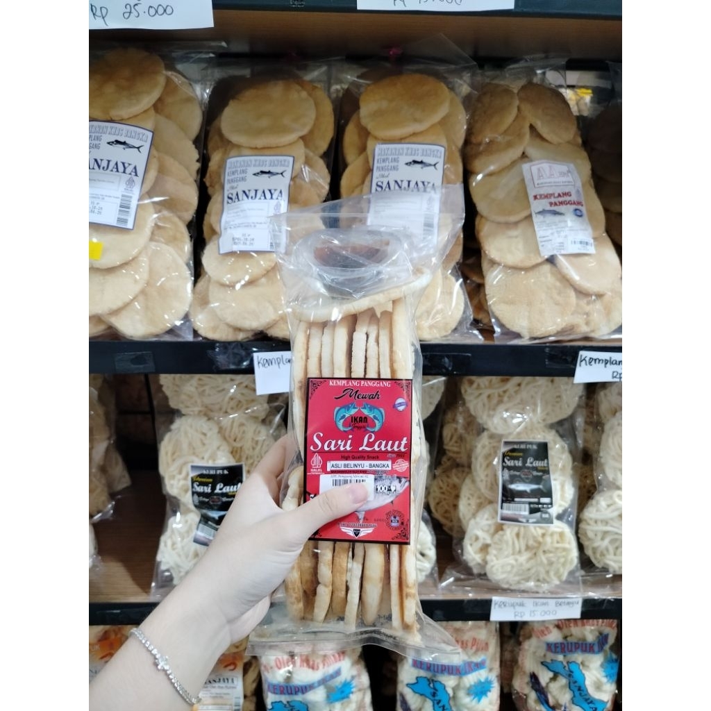 

Kemplang panggang khas Bangka cap Sari Laut Belinyu, udang dan cumi