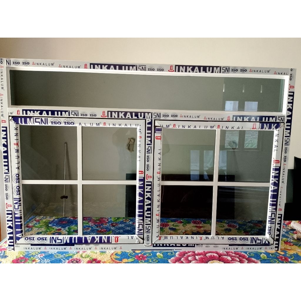 jendela aluminium ornamen luar dalam,+kusen 3 inch,kaca 5 mm.ukuran T100 x L150.