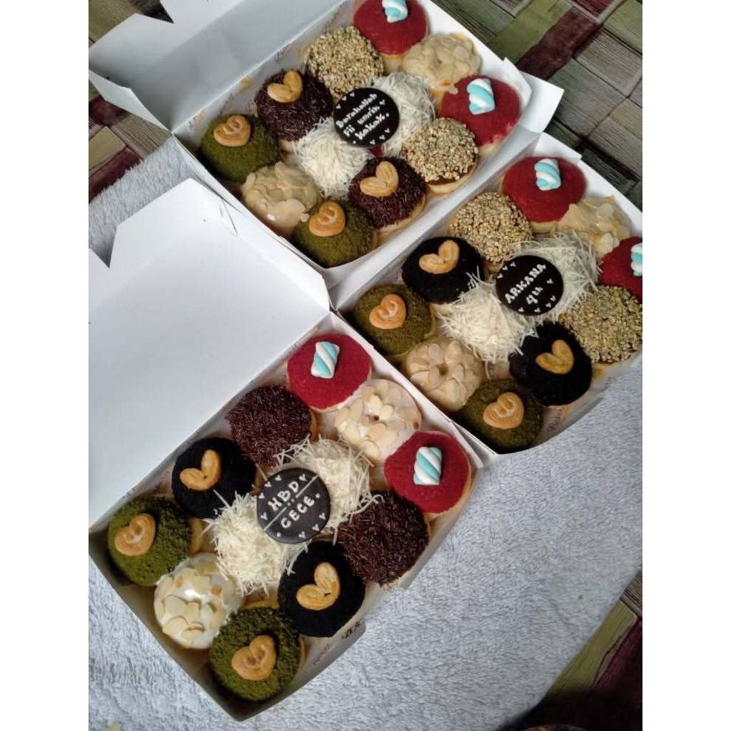 

Donut Susu isi 12, Donut Ulang Tahun, Donut Hias, Donut Toping