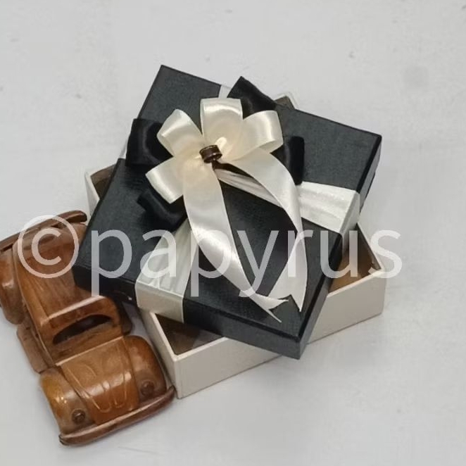 

PAPYRUS Kombinasi 12,5x12,5 Tinggi 5cm Kotak Kado Gift Box V2