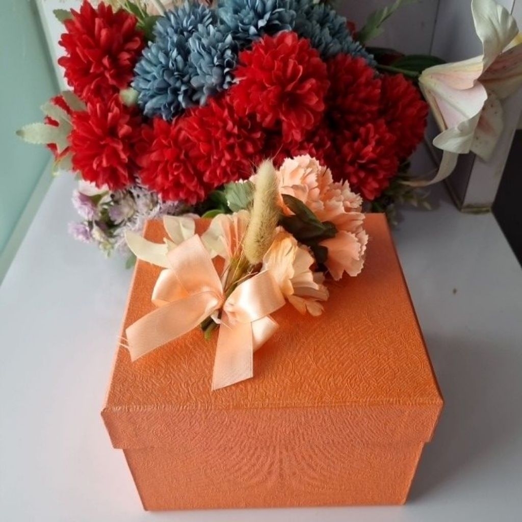 

Kotak Kado Ulang Tahun/ Kotak Souvenir/ Hardbox/ Kotak Hampers/ Kotak Hadiah ukuran 15,5 × 15,5 × 10,5cm dilengkapi dengan bunga imitasi dibagian tutup memberi kesan elegan