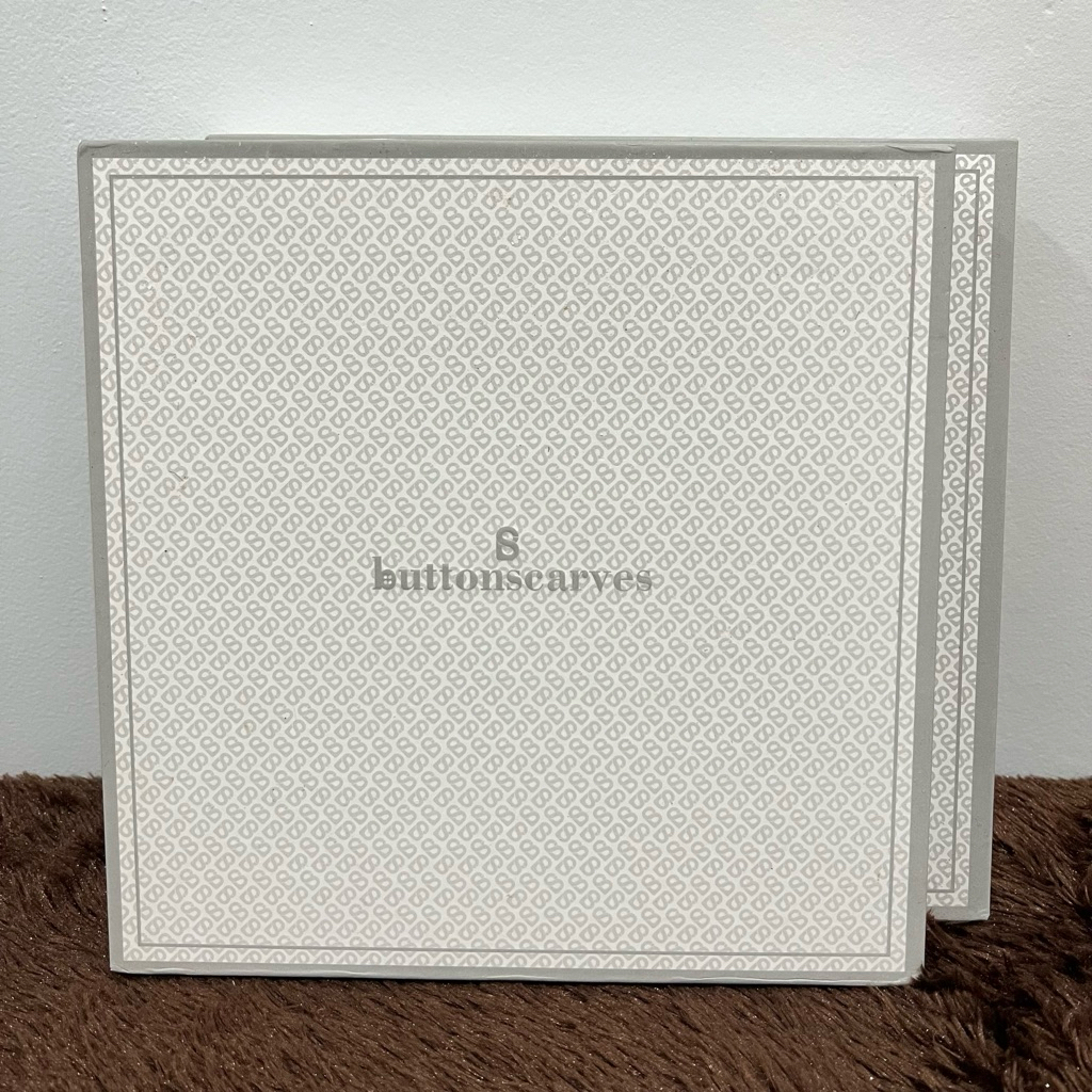 

Preloved Box BUTTONSCARVES / Kondisi Apa Adanya