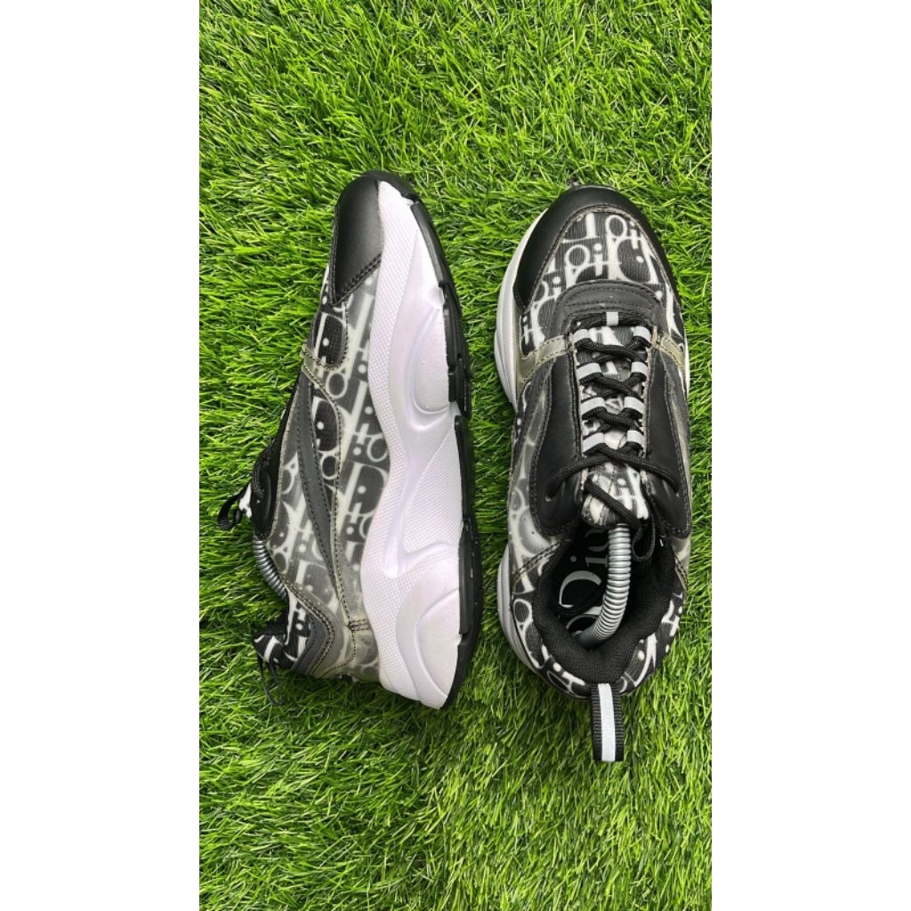 Sepatu Sneakers Dior B22