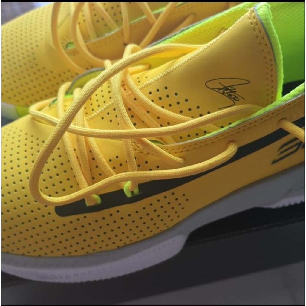 Sepatu basket UA Curry 3ZERO III - Yellow