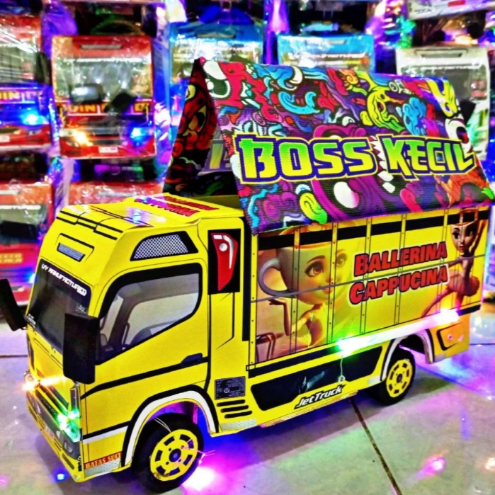 TRUK OLENG MINIATUR ANIMASI KARTUN KARAKTER ANOMALI DILENGKAPI TERPAL HITAM DAN MOTIF