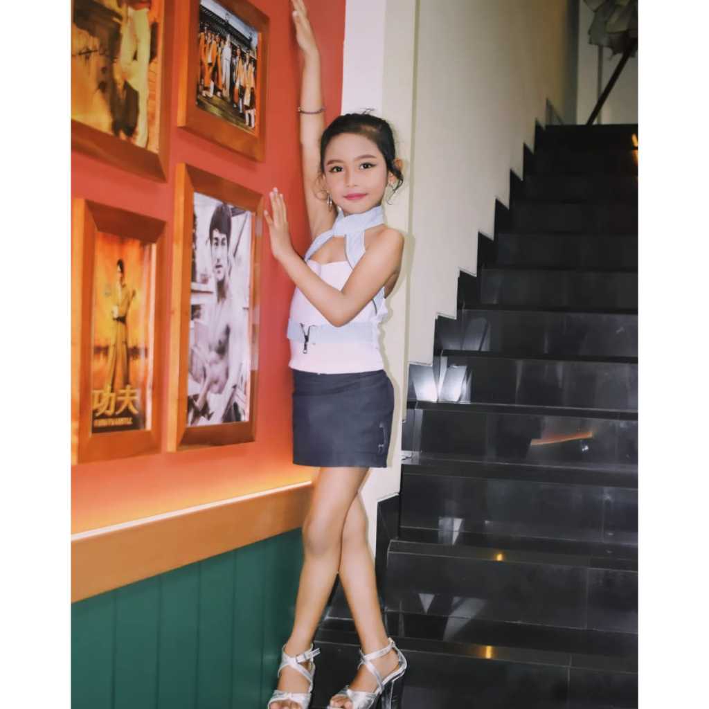 PRELOVED BAJU FASHION SHOW ANAK CASUAL JEANS  ATASAN PUTIH