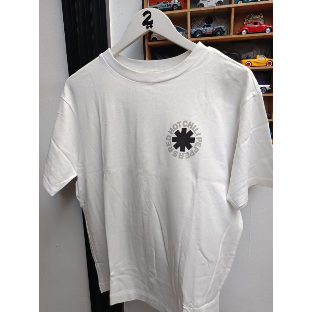 Kaos RHCP uniqlo white t-shirts