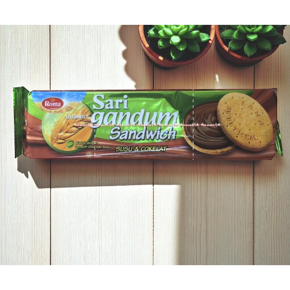 

Roma Sari Gandum 115gr Sandwich Susu & Coklat Biskuit Cemilan Sand Wich Romma Cookies Food Makanan Cokelat