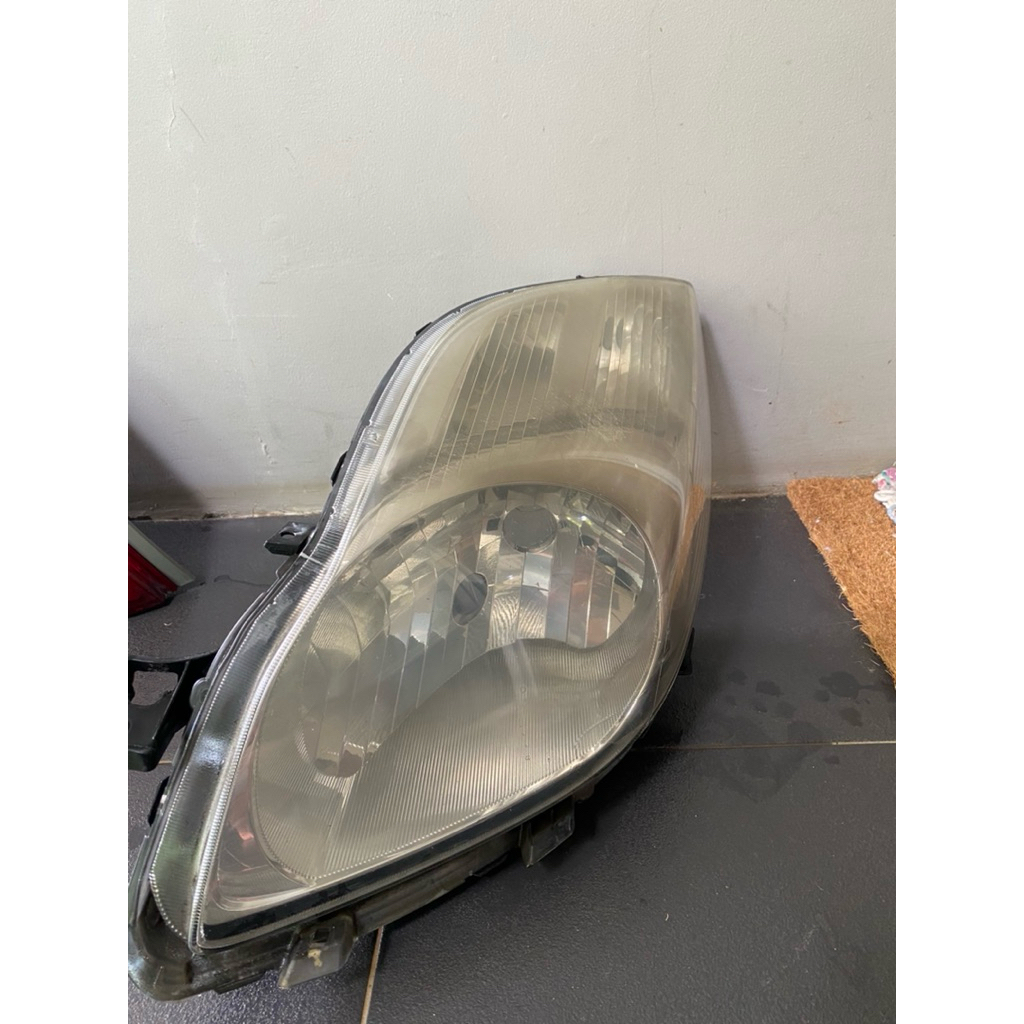 headlamp yaris 2010