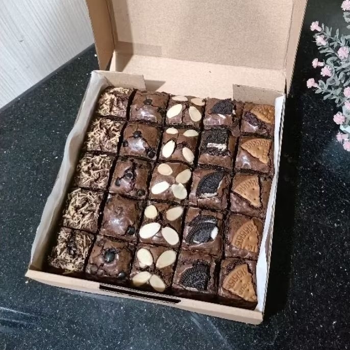 

Brownies Sekat / Fudgy Brownies Kue Ultah Hampers Gift Hadiah Ukuran 12x12 cm & 20x20 cm