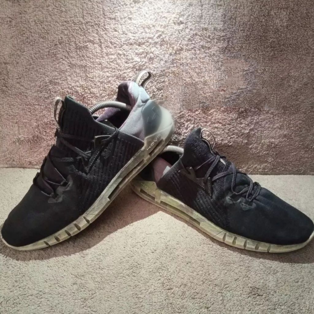 Sepatu Running UA Size 44