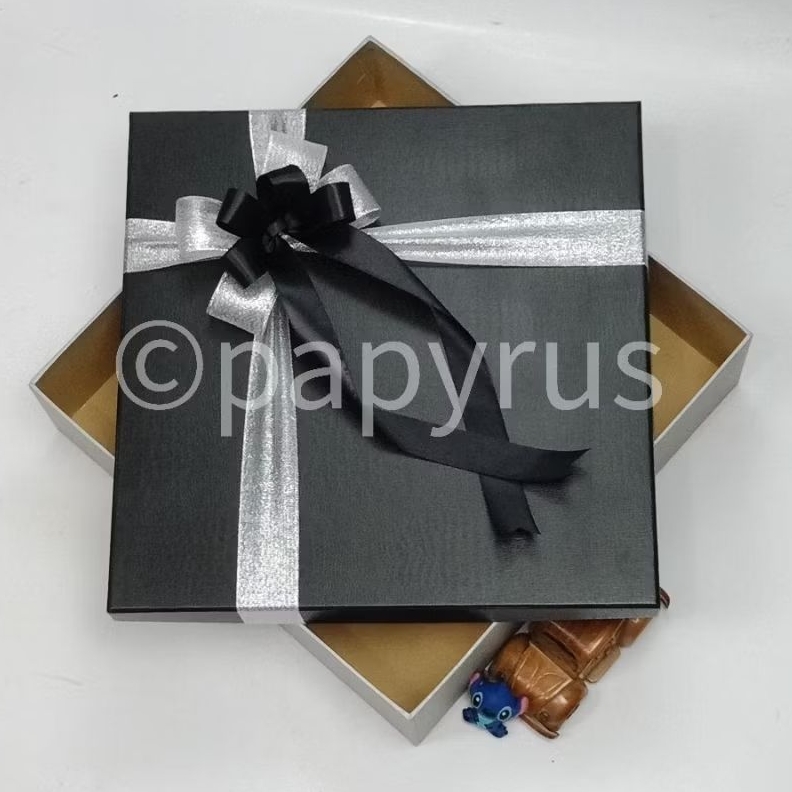 

PAPYRUS Kombinasi 35x35 Tinggi 5cm Kotak Kado Gift Box V3