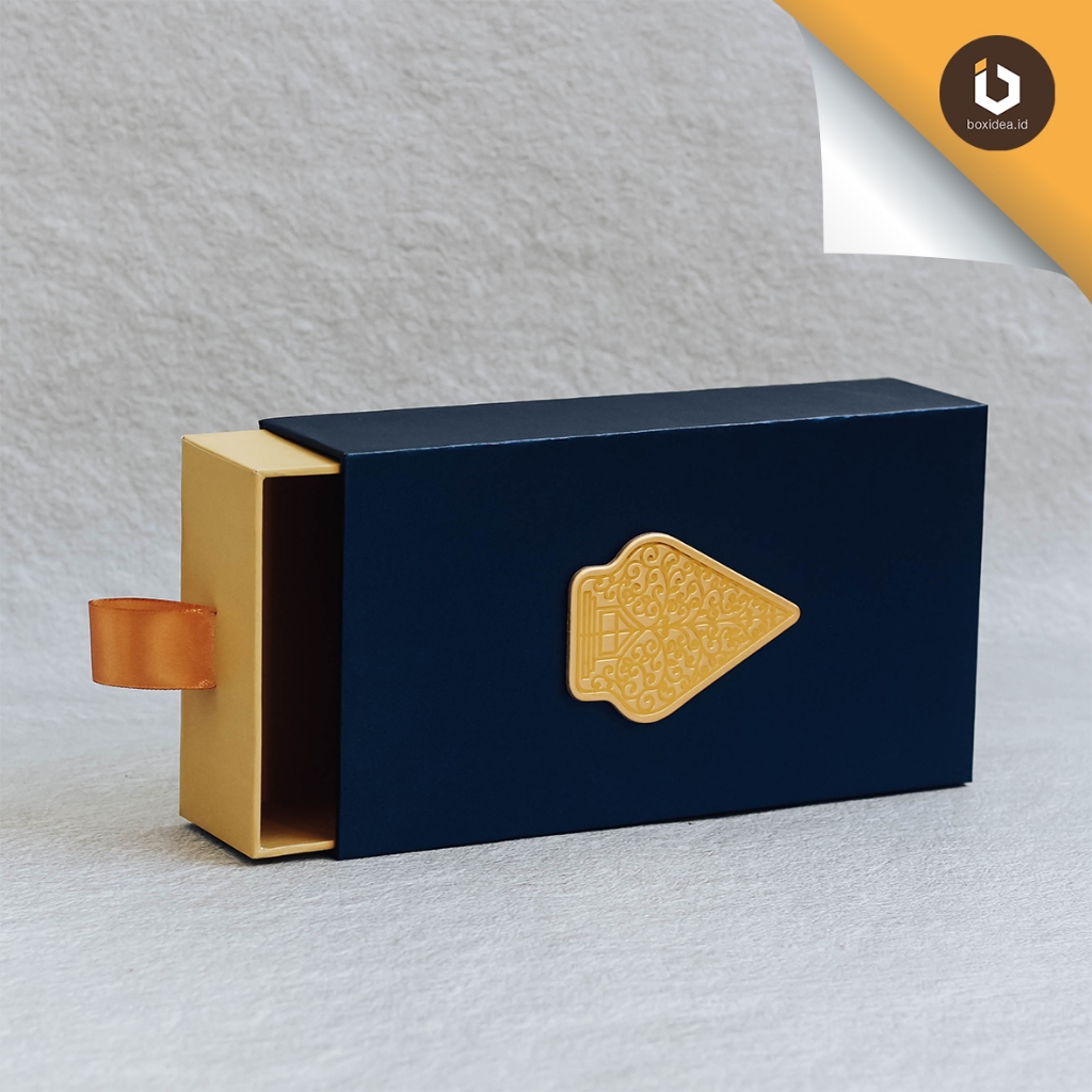 

Hard Box Custom Model Sliding Uk. 24,5 x 12,5 x 6 cm Warna Navy dan Gold | Box hampers/lebaran/bridesmaid/packaging