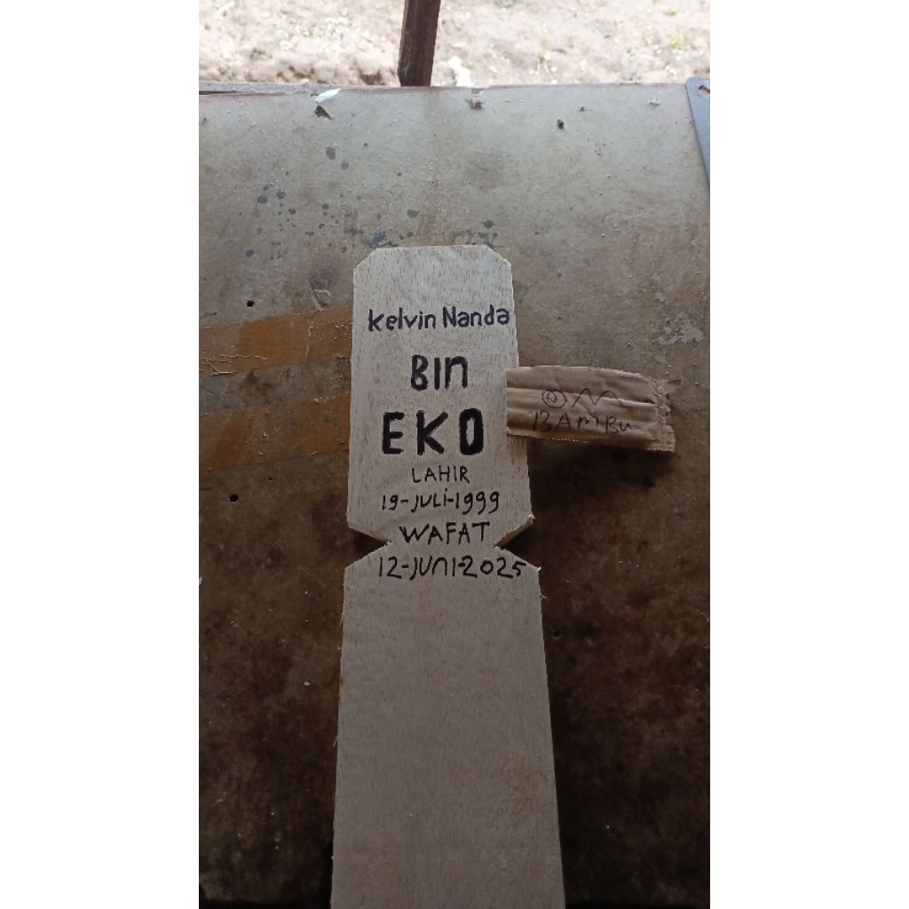papan nisan kayu polos dan tulisan