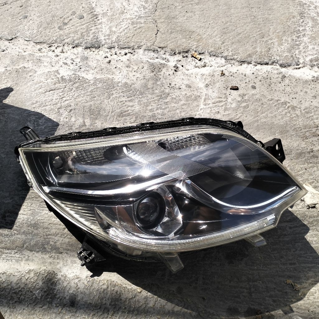 Headlamp Lampu Depan Toyota Rush/Terios 2016 (Kanan)