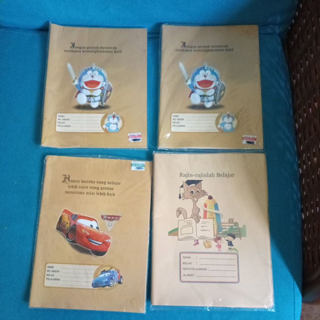 

4 pak sampul buku coklat bergambar isi 1 pak 24 lembar