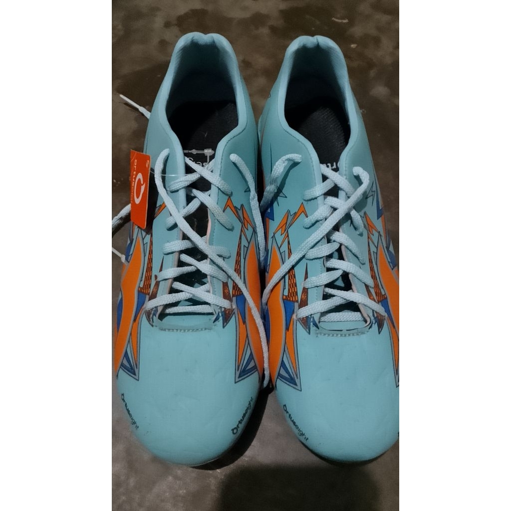 sepatu sepak bola ortuseight