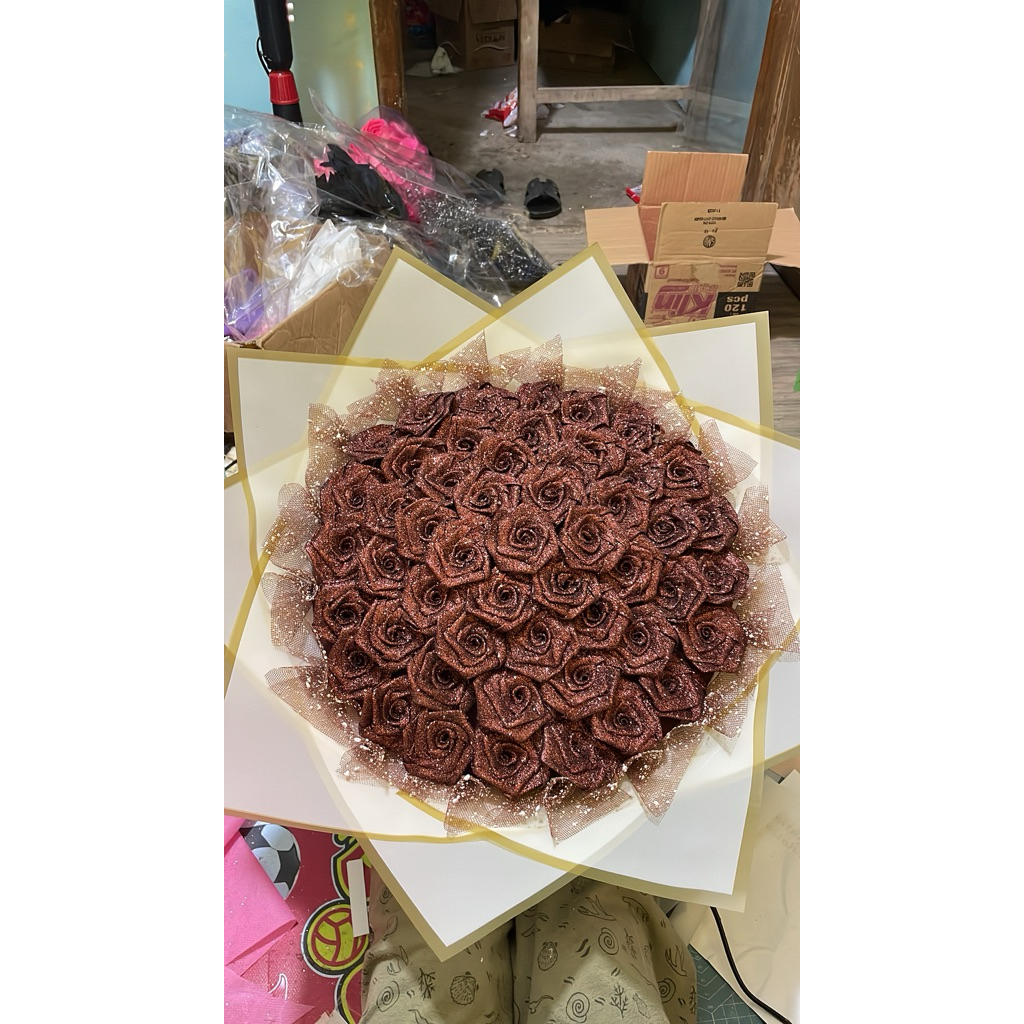 

buket pita satin cantik 50 bunga coklat dan tilesalju