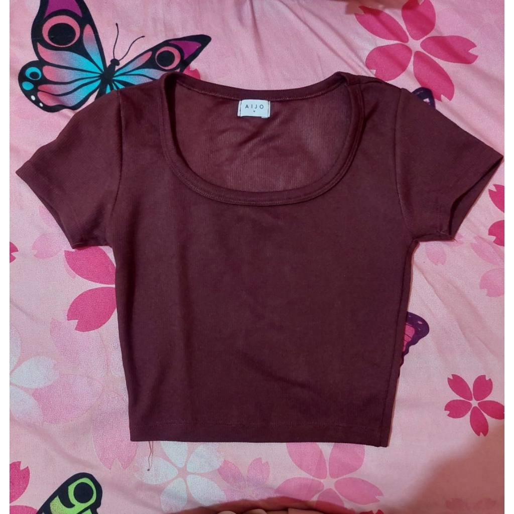 aijo crop top marun
