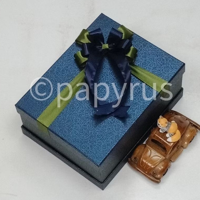 

PAPYRUS Sandwich 17,5x22,5 Tinggi 10cm Kotak Kado Gift Box Hadiah V1