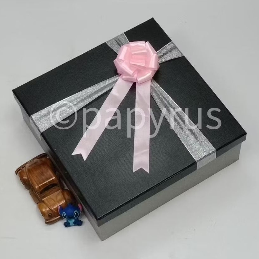

PAPYRUS Kombinasi 30x30 Tinggi 10cm Kotak Kado Gift Box V3
