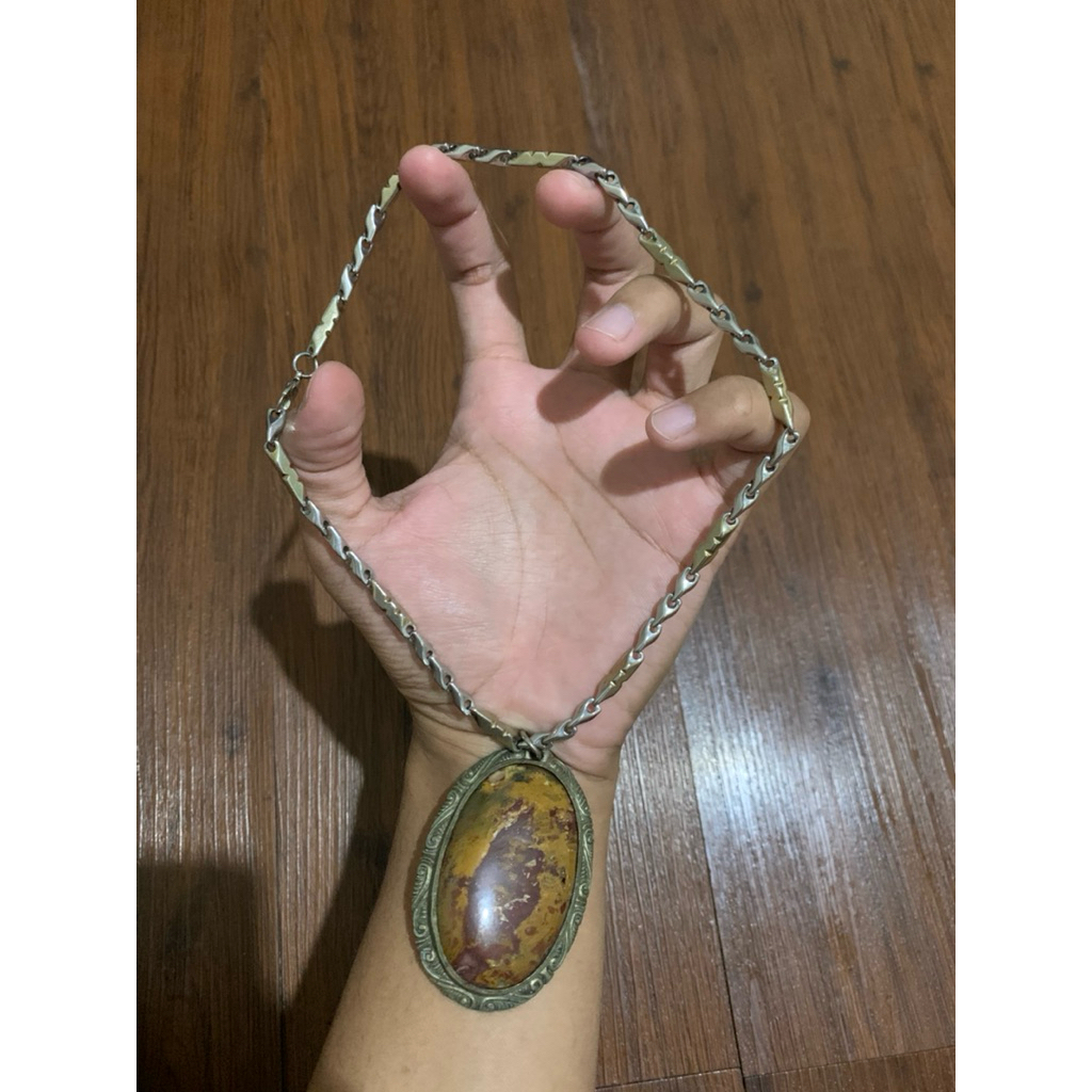 Kalung batu Klawing combong motif eyang SemKalung batu Klawing combong motif eyang Semar