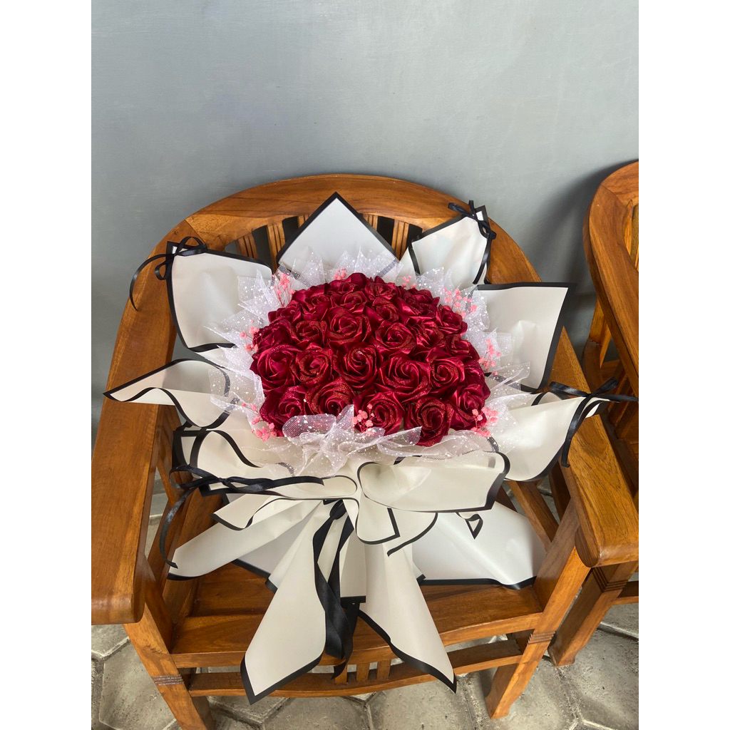 buket bunga satin premium/buket bunga satin rose/buket bunga satin semarang/buket bunga satin ready