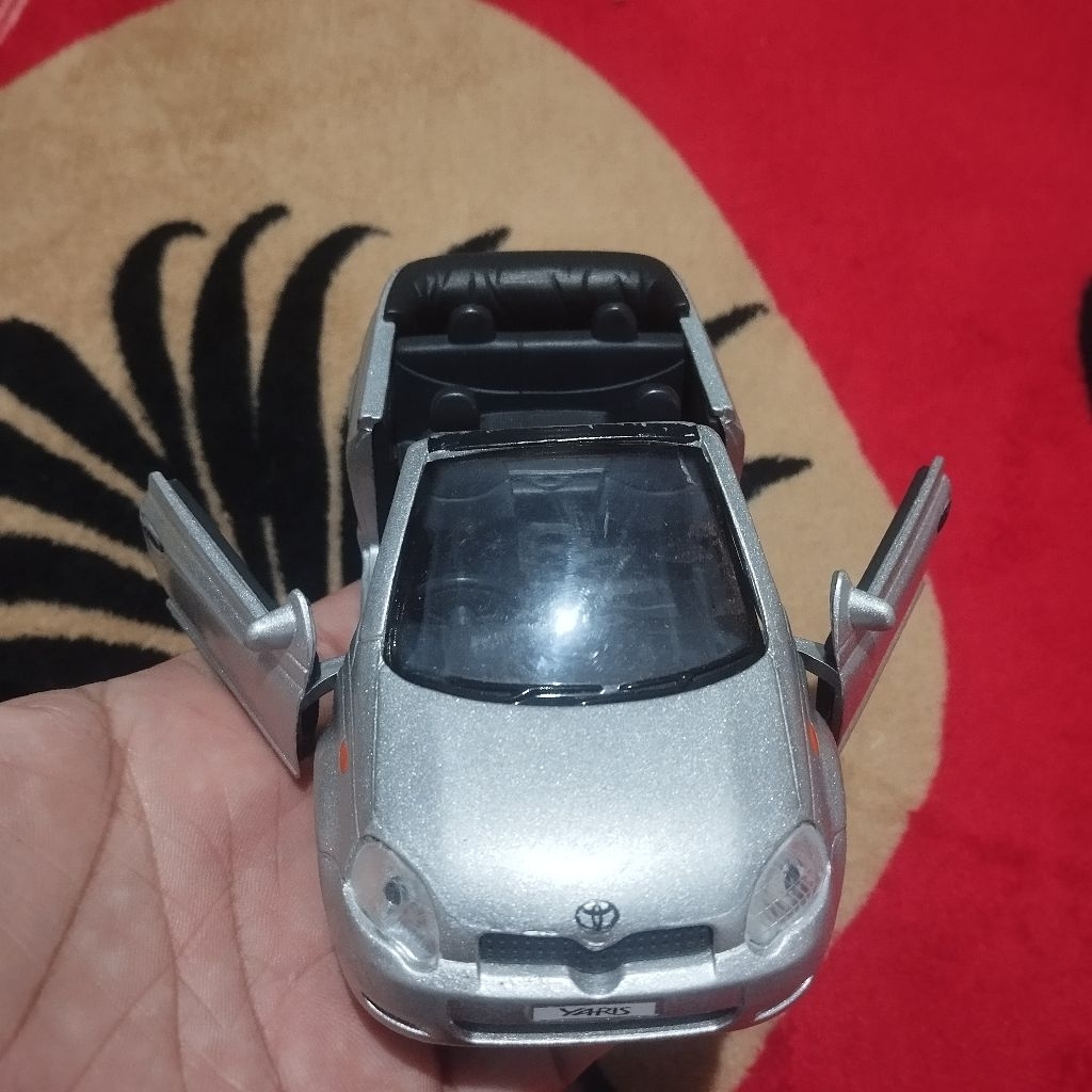 Diecast 1/25 Toyota yaris 2000
