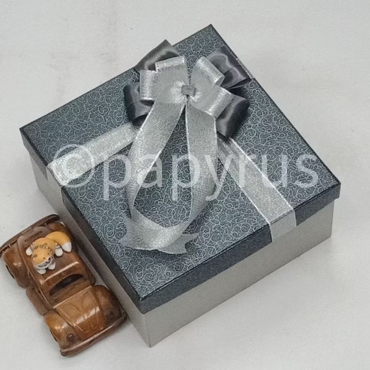 

PAPYRUS Kombinasi 20x20 Tinggi 10cm Kotak Kado Gift Box V1