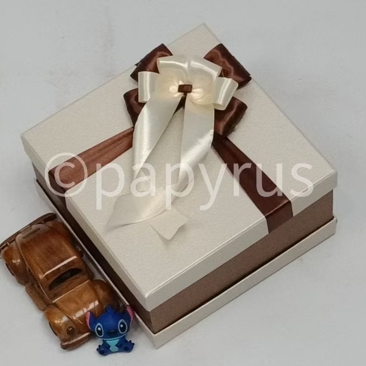 

PAPYRUS Sandwich 20x20 Tinggi 10cm Kotak Kado Gift Box V3