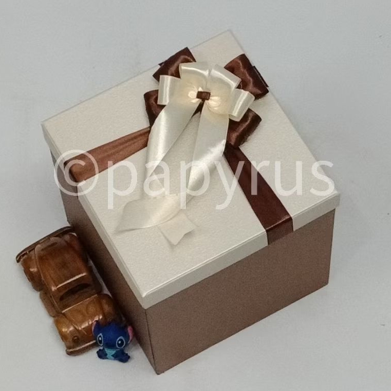 

PAPYRUS Kombinasi 20x20 Tinggi 20cm Kotak Kado Gift Box V3
