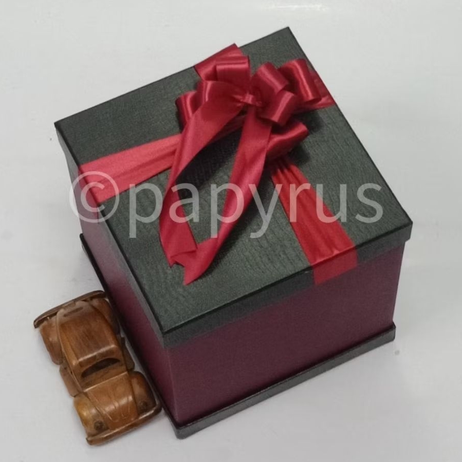 

PAPYRUS Sandwich 20x20 Tinggi 20cm Kotak Kado Gift Box V1