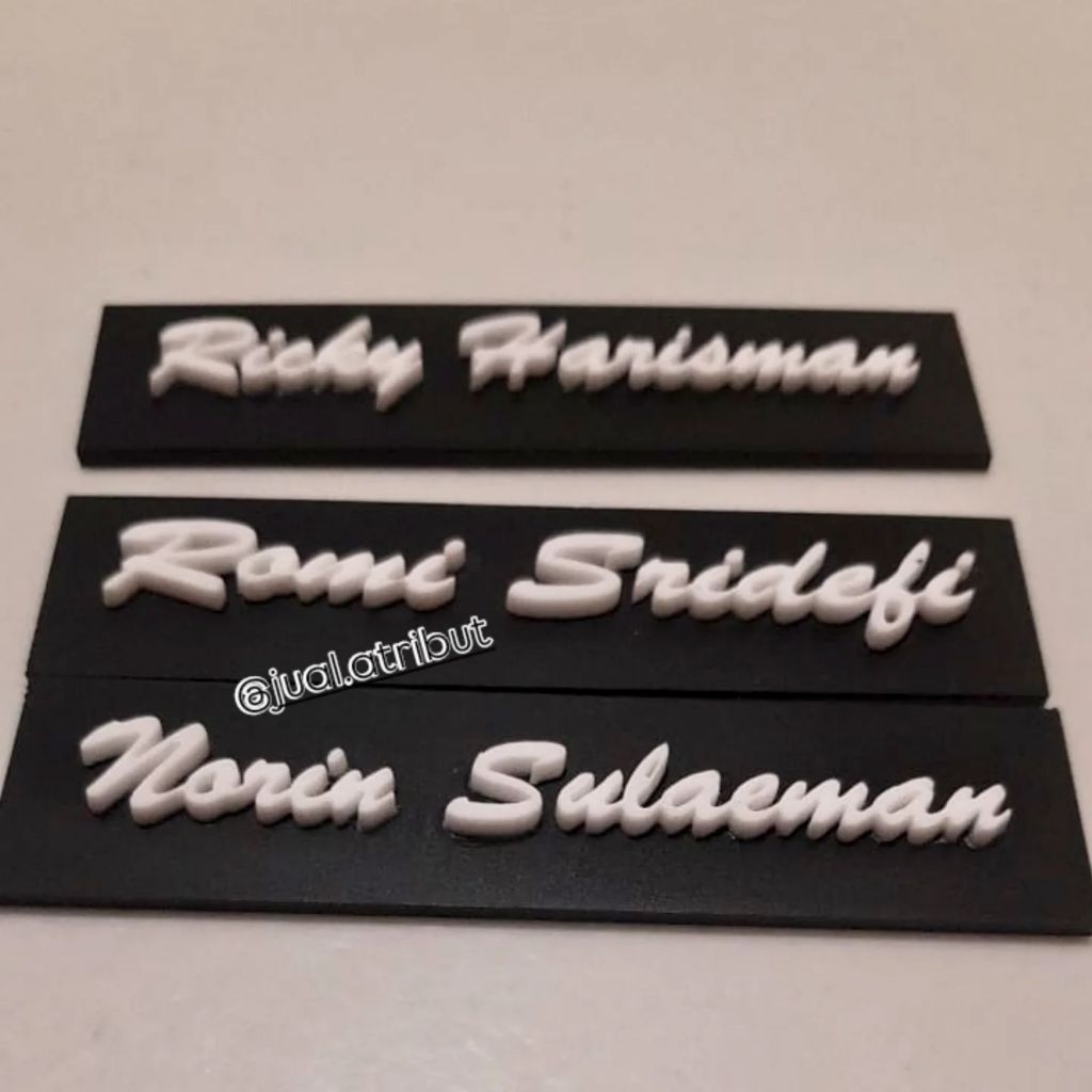 

Name tag timbul 3D huruf latin 2x8/2,5x8