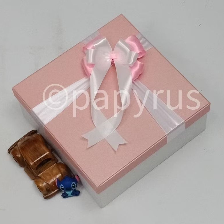 

PAPYRUS Kombinasi 25x25 Tinggi 10cm Kotak Kado Gift Box Hadiah V3