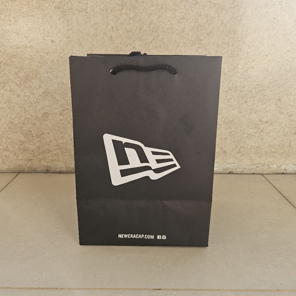 

Paper bag New Era / paper Bag Foot Loker / Paperbag Converse/ Paperbag TAF / Paperbag Planet Sports / Paperbag Reebok / Paperbag New Balance