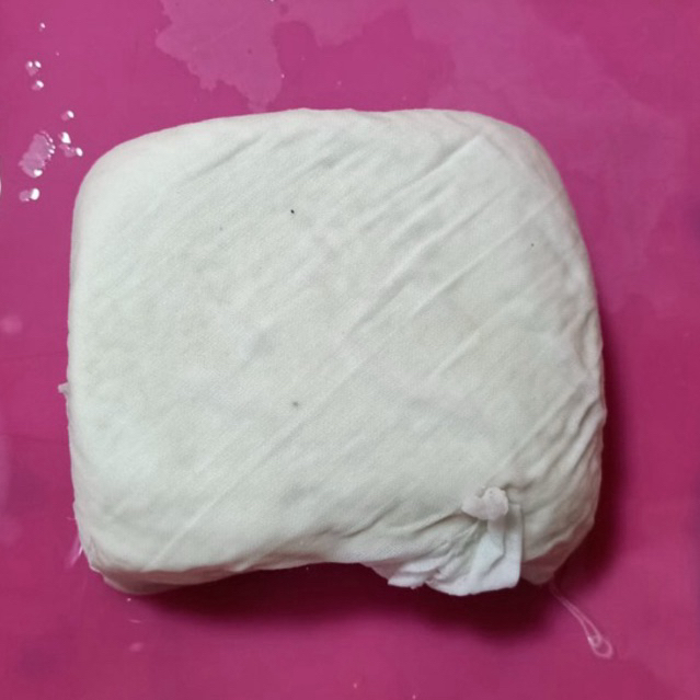 

Tahu cina sutra besar terbuat dari kacang kedelai Asli